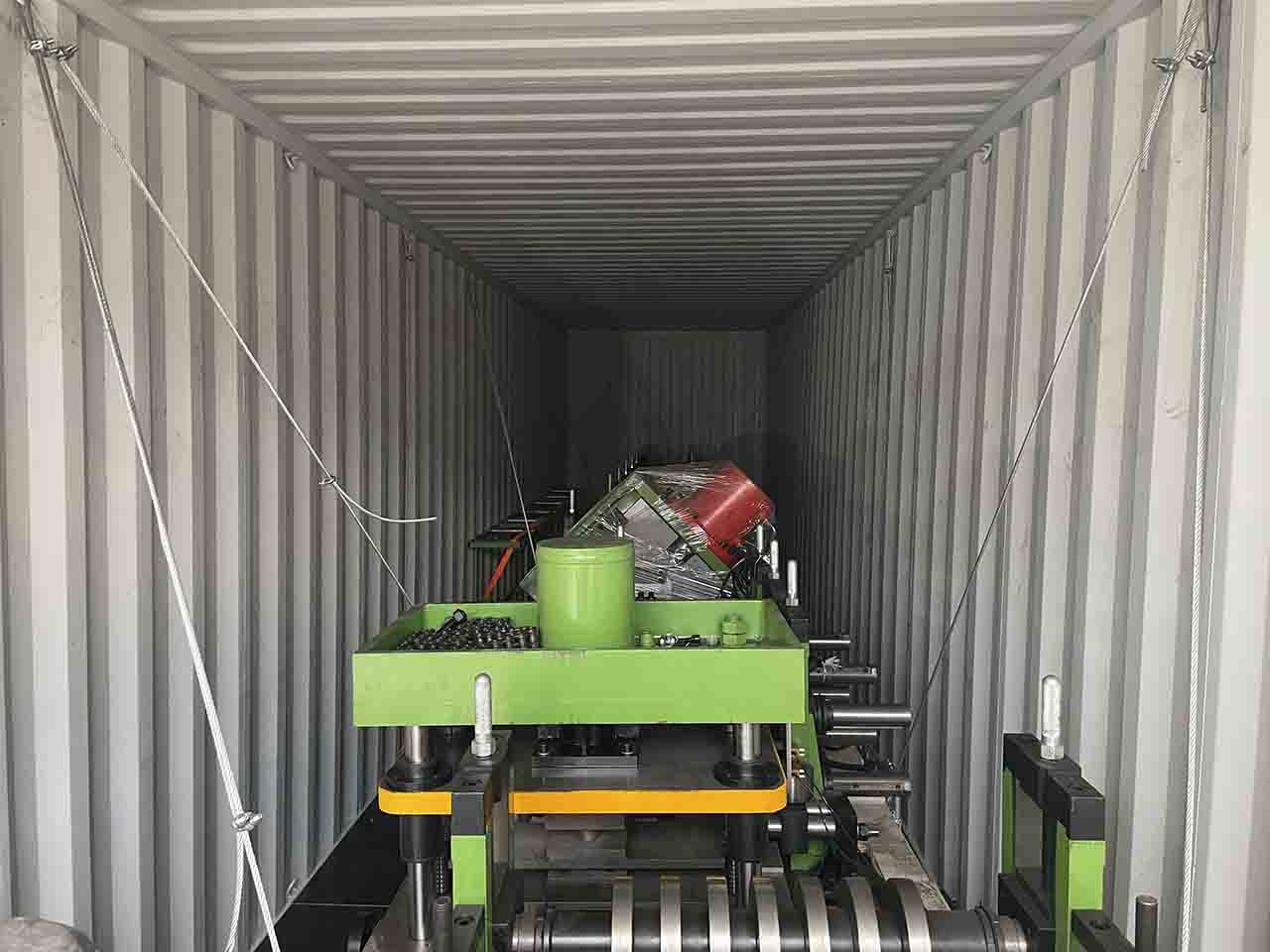 De rolvormmachine in de container